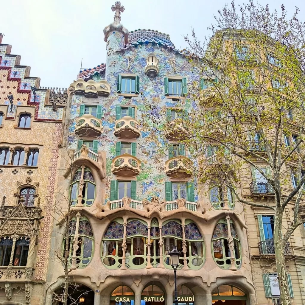 casa Batllo, Gaudi, Barcelona, art nouveau, decorative, facade