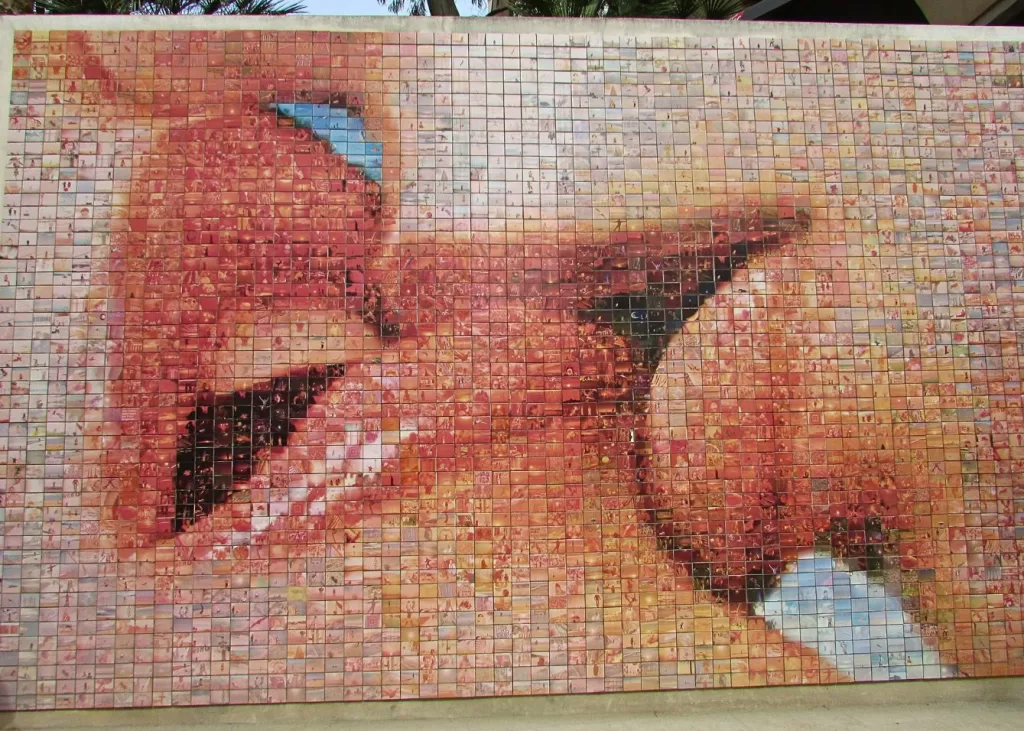 kiss, mural, mosaic, tiles, streetart, barcelona